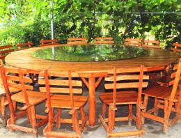 葡萄架下和朋友聚餐，特舒服